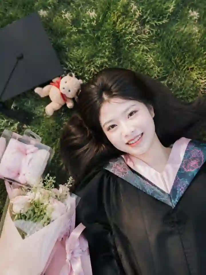 잔디밭 졸업 사진